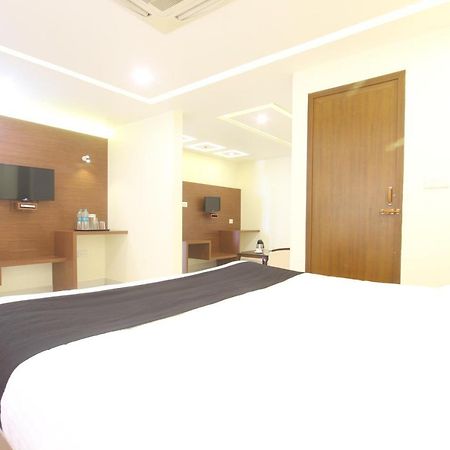 Divines Business Hotel Kuzhittura Buitenkant foto