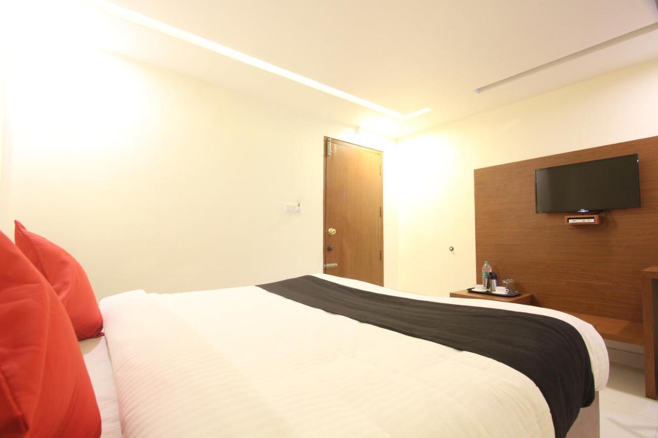 Divines Business Hotel Kuzhittura Buitenkant foto